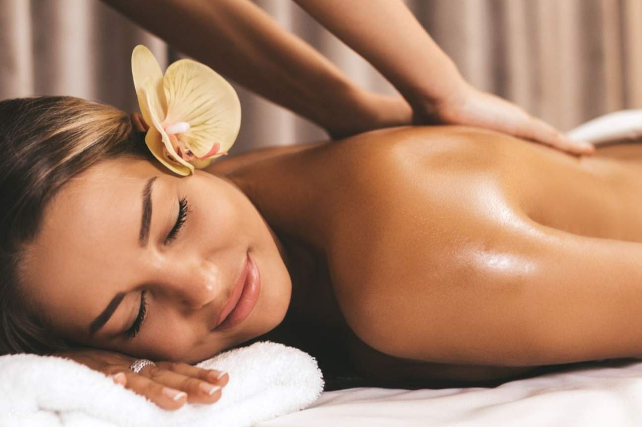 3-4. VIP香氛臉部及身體護理課程（140分鐘）：這項頂級課程融合了明洞美容的專業知識，為您帶來奢華的護理體驗。感受壓力釋放、身心平衡，讓您的臉部和身體在極致的放鬆體驗中煥發活力。